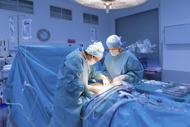 "Lajv hirurgija" u KCS, operišu strani i domaæi hirurzi